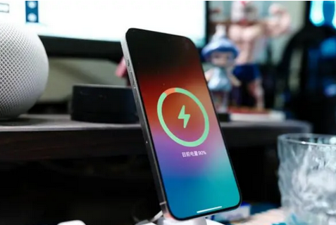 张家口苹果15换屏服务分享用什么充电器给iPhone15充电更好 